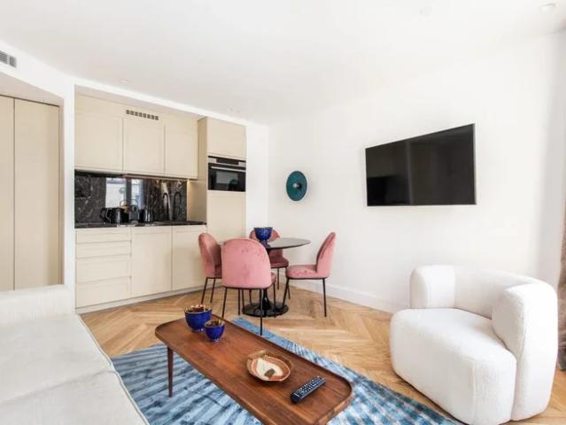 Location House Place Gustave Toudouze, Paris