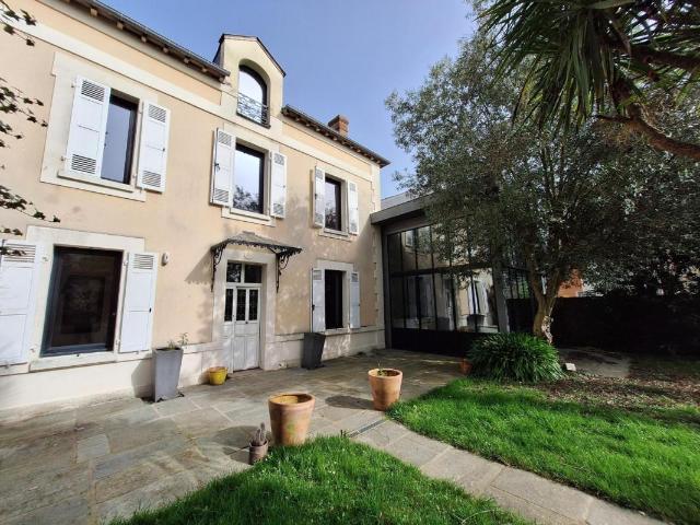 Location House Rue Porcon de la Barbinais, Rennes