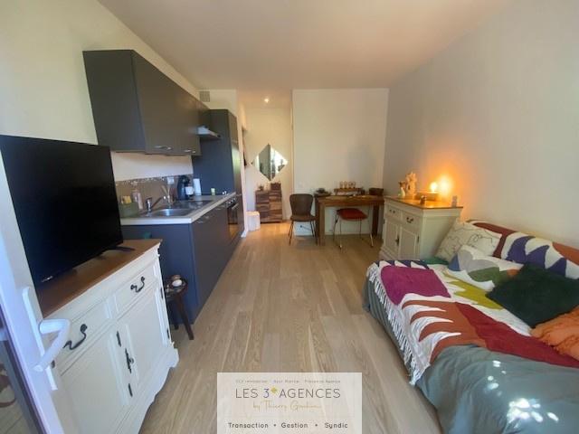 Location Joli studio meublé avec grande terrasse dans résidence avec piscine | Les 3 Agences