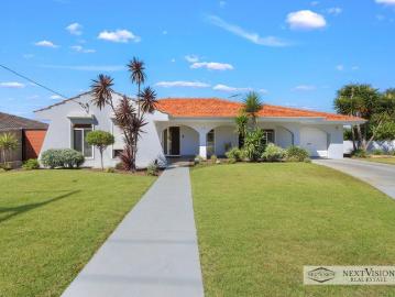 Location & Lifestyle 100m to Manning Park on an R30 Corner Block