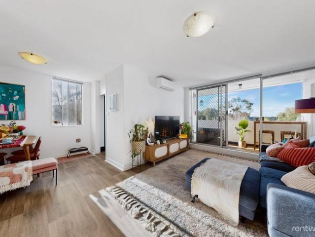 LOCATION, LIFESTYLE AND LIGHT FILLED SPACE!