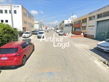 louer Local Commercial à Alpes - Parking