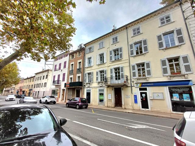Location Local de 51 m² rénové avec jardin en CV | Agence Clemenceau