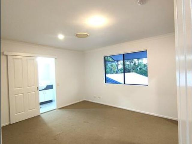 LOCATION, LOCATION! TOWNHOUSE ONLY WALKING DISTANCE TO BEACH