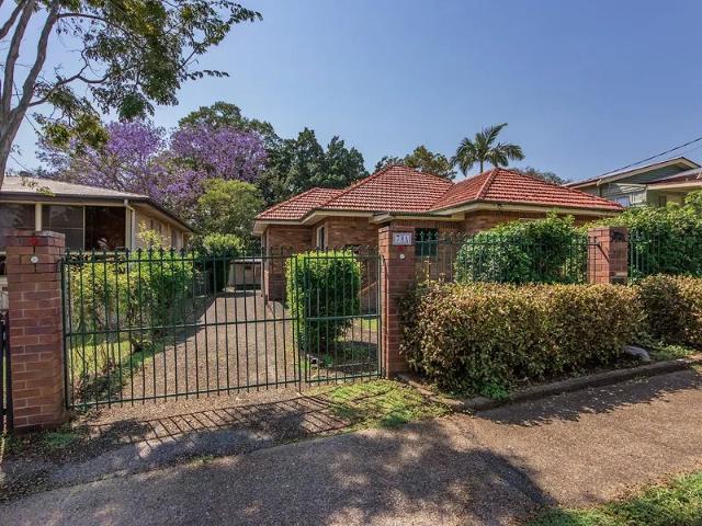 Location, Location. Well Equipped Family Home with Independent Granny Flat