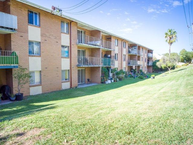 LOCATION! LOCATION! WHAT AN EXCELLENT BUY! SHORT STROLL TO COOGEE BEACH AND FREMANTLE CAPPUCCINO STRIP!