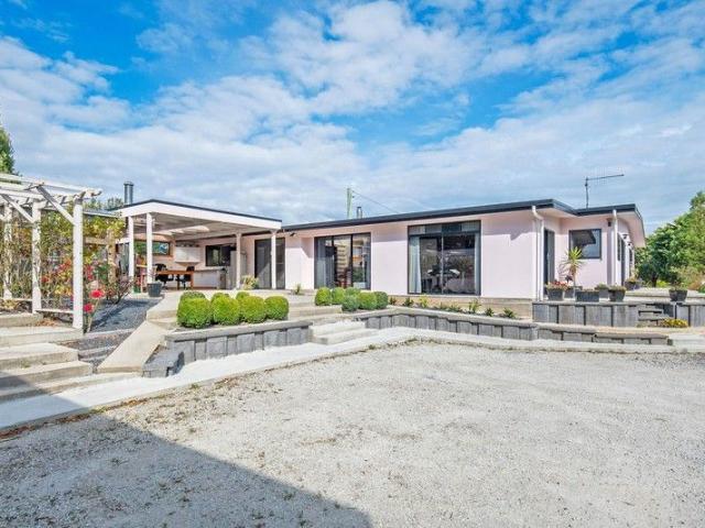 Spacious Family Home on 3017m² Block