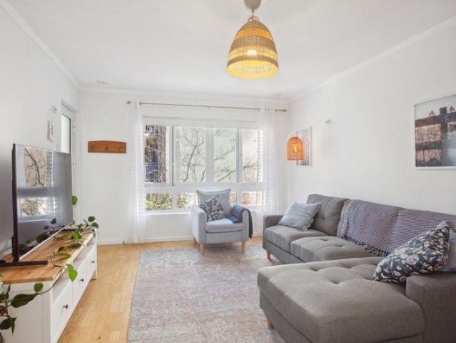 LOCATION! LOCATION! LOCATION 2 Bedroom Apartment in Prime Crawley