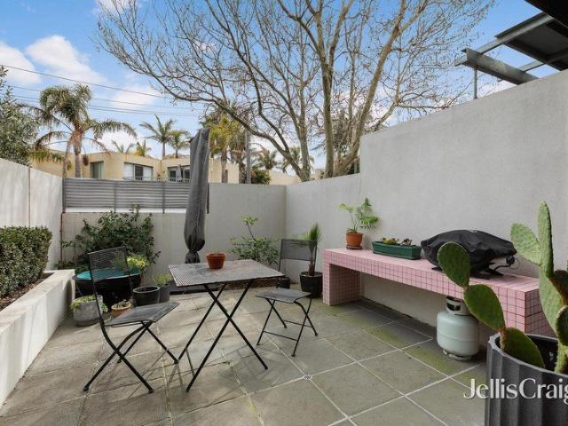 Location, location, location and 2 courtyards!