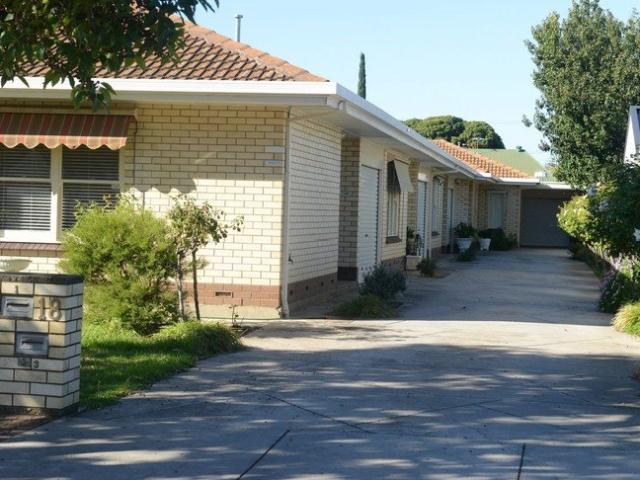Location Location Location Neat 2 bedroom unit in Glenelg East