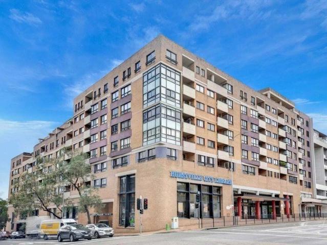 LOCATION LOCATION LOCATION PHOENIX GARDEN ABOVE THE HURSTVILLE LIBRARY !