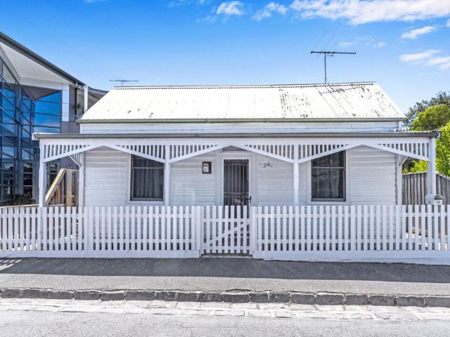 LOCATION, LOCATION! SPACIOUS COTTAGE BY THE SEA!