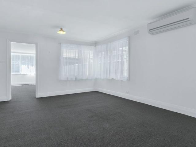 LOCATION, LOCATION! SPACIOUS COTTAGE BY THE SEA!