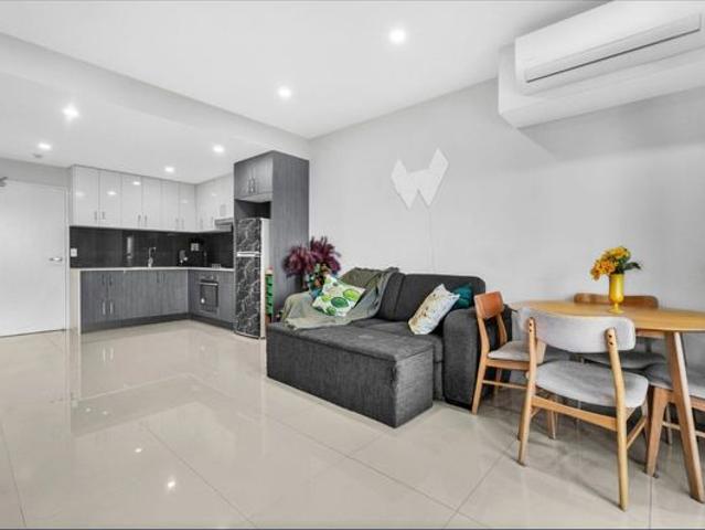 LOCATION, LUXURY & EASY LIVING!