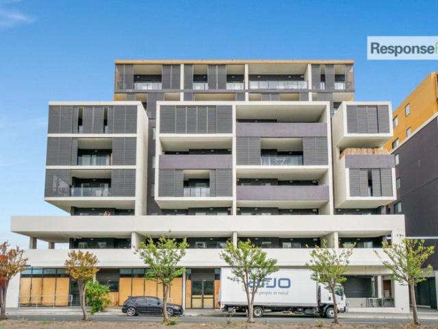 LOCATION, LUXURY & EASY LIVING!