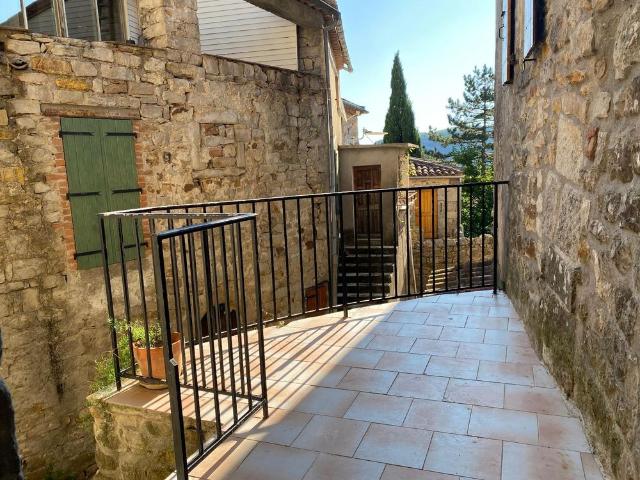 Location Maison 3 pièces 69m² LES VANS 07140
