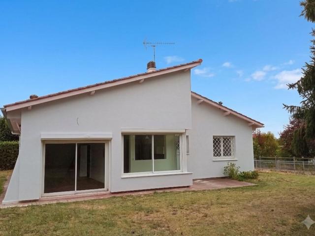 Location maison, 100 m² T 4 à Saint Pierre du Mont, 990 €