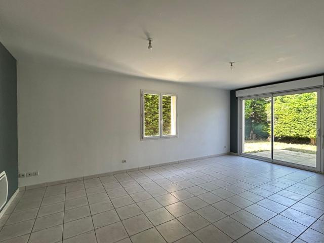 Location maison, 101.94 m² T 4 à Le Gua, 867 €