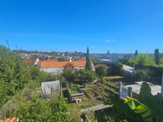 Location maison, 133.79 m² T 5 à Saintes, 1 100 €