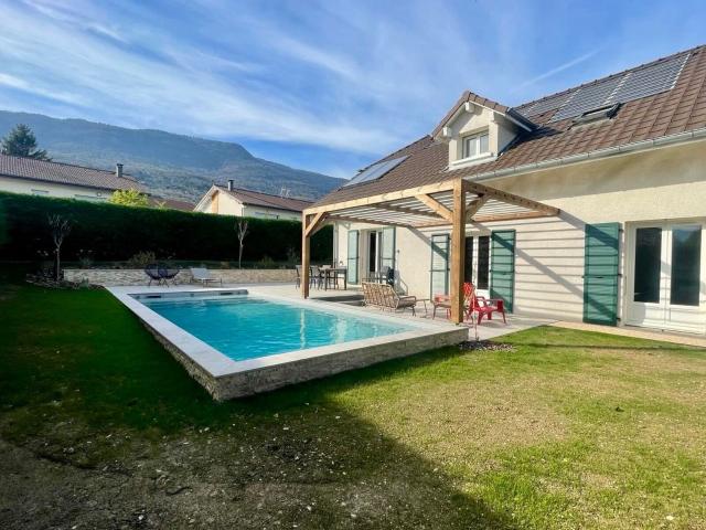 Location maison, 176.88 m² T 6 à Thoiry, 3 700 €
