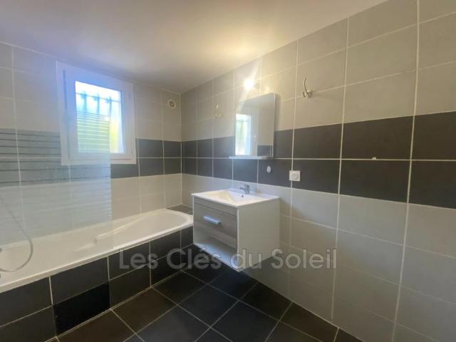 Location maison 2 chambres 58 m² Cuers