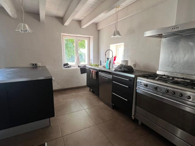 Location maison, 358.48 m² T 10 à Arles, 2 900 €