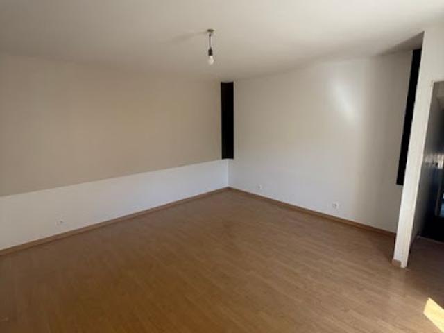 Location Maison 4 pièces 120 m2 Leyr