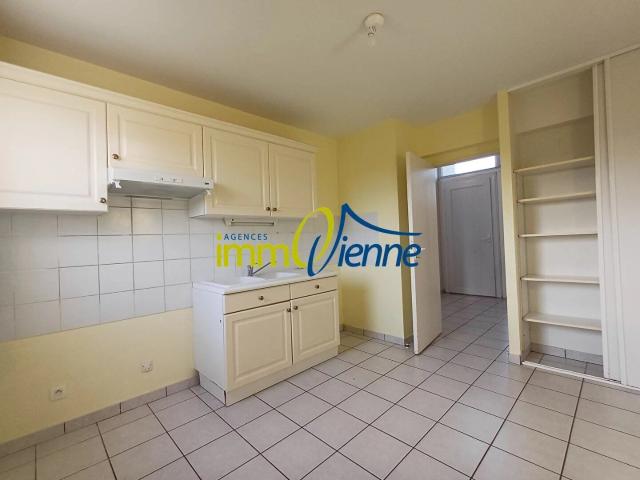 Louer maison de 5 pièces 133 m² 770 € à Mazerolles 86320: une annonce Arthurimmo.com