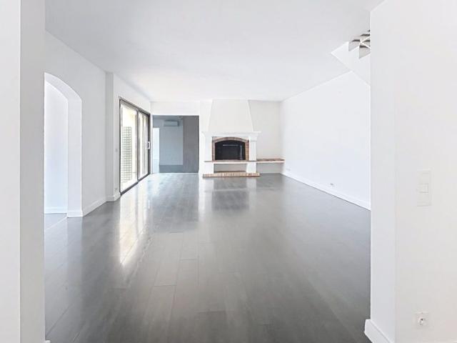 Location Maison 5 pièces 209m² MOUGINS 06250