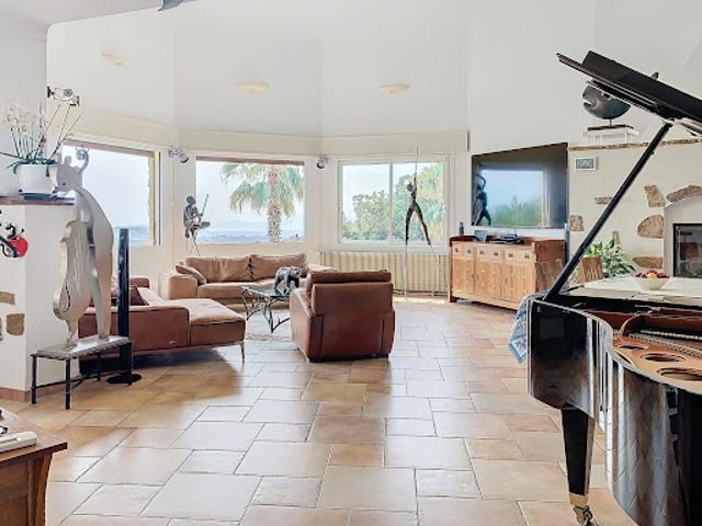 Location Maison 6 pièces 199.53 m2 Châteauneuf Grasse