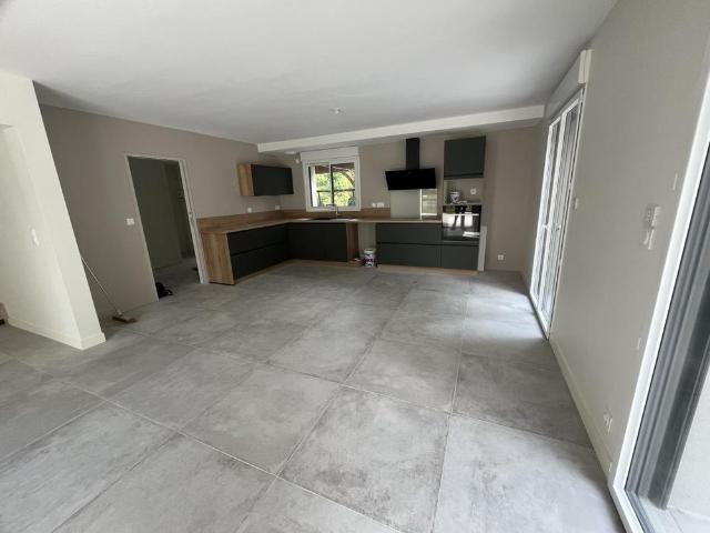 Location Maison 6 pièces 225m² BEAUCOUZE 49070