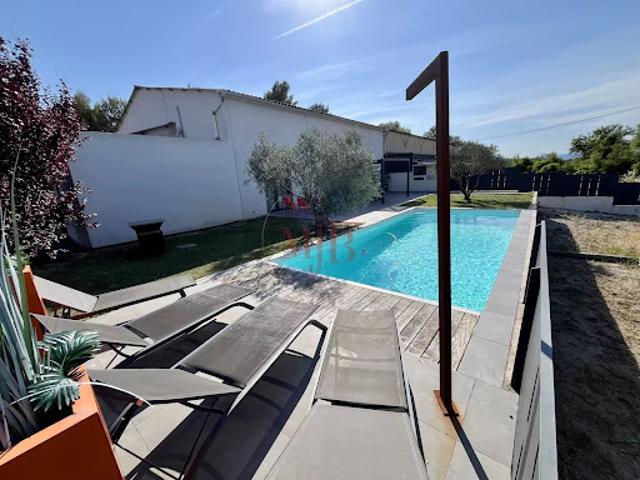 Location Maison 6 pièces 350 m2 Le Puy Sainte Réparade