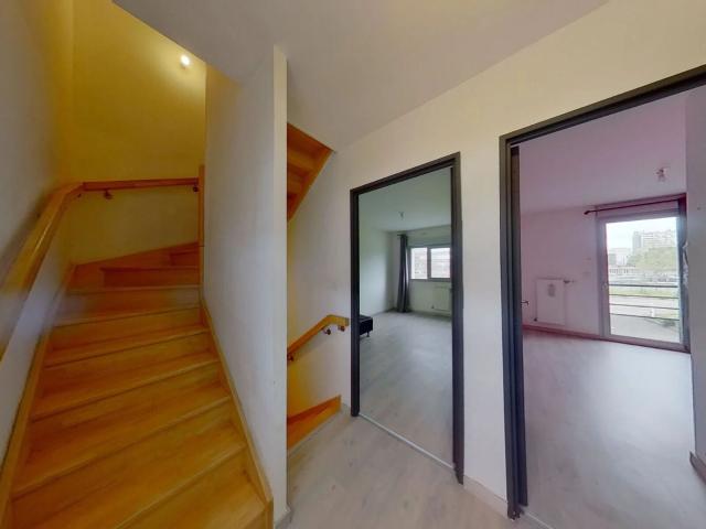 Location maison, 82.22 m² T 5 à Bron, 1 338 €