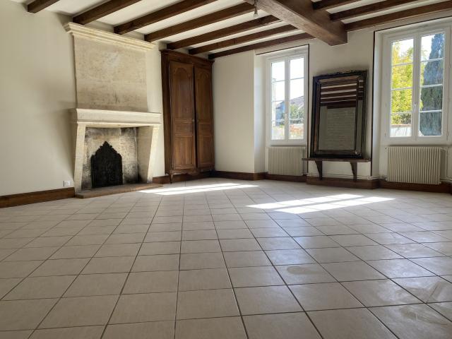Location Maison 8 pièces 198m² GIMEUX 16130