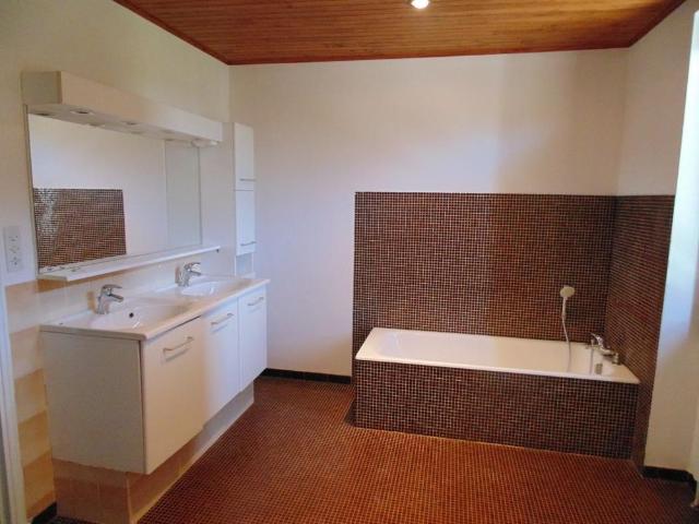 Location Maison 9 pièces 297m² MEXIMIEUX 01800