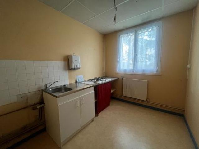Location / Maison Commerce à ST AMAND MONTROND