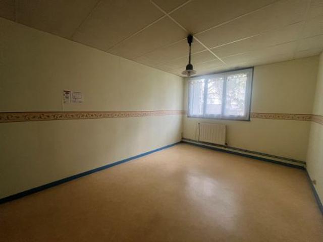 Location / Maison Commerce à ST AMAND MONTROND