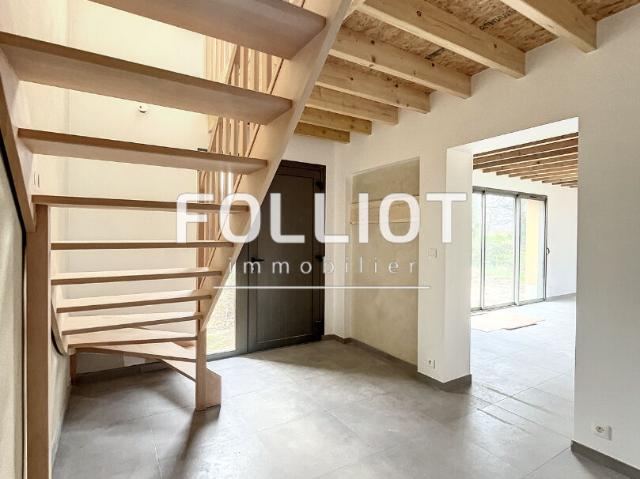 LOCATION: maison de 4 pièces entièrement rénovée 123m² à AUXAIS