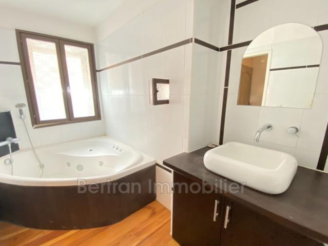 location maison de village 3 Pièce s