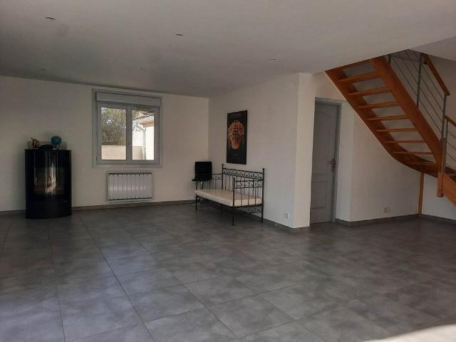 Location Maison individuelle T7, avec appartement T2 communiquant, terrain clos, piscine, terrasse, garage