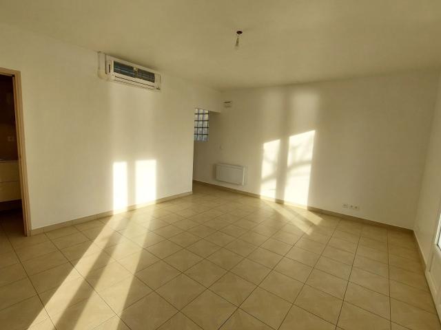 Location maison, m² T 2 à Le Coudray Montceaux, 1 020 €