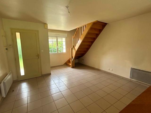 Location maison, m² T 3 à Vesles et Caumont, 628 €