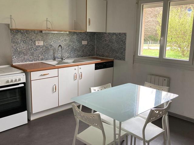 Location maison, m² T 3 à Chaptelat, 720 €
