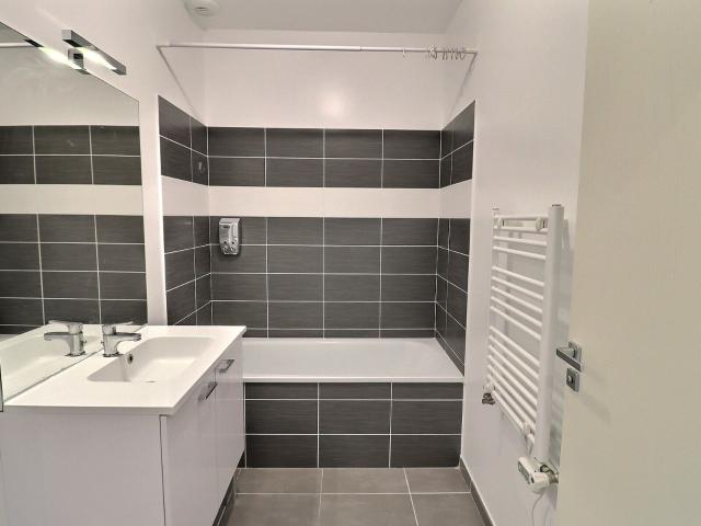 Location maison, m² T 3 à Les Avenières, 915 €