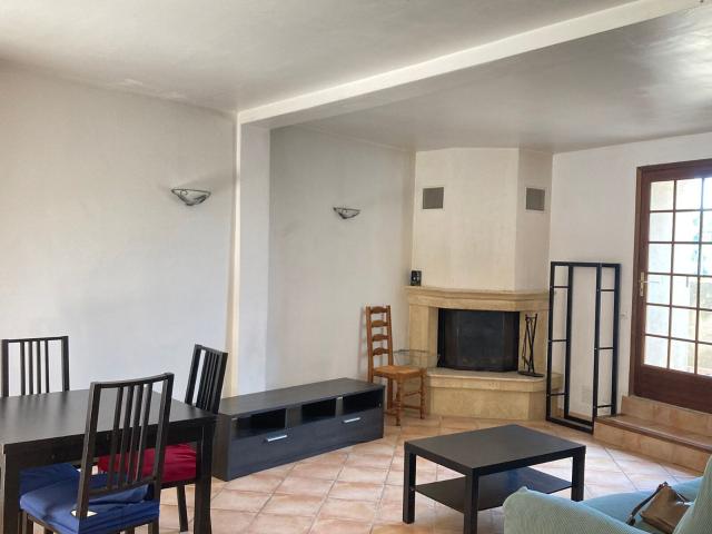 Location maison, m² T 3 à Peyrolles en Provence, 931 €