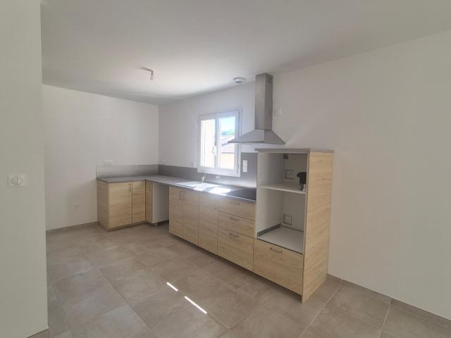 Location maison, m² T 3 à Saint Julien de Peyrolas, 1 100 €