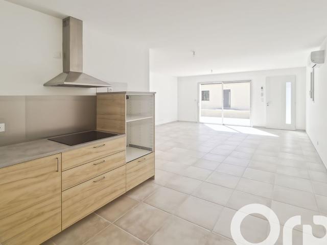Location maison, m² T 3 à Saint Julien de Peyrolas, 1 200 €