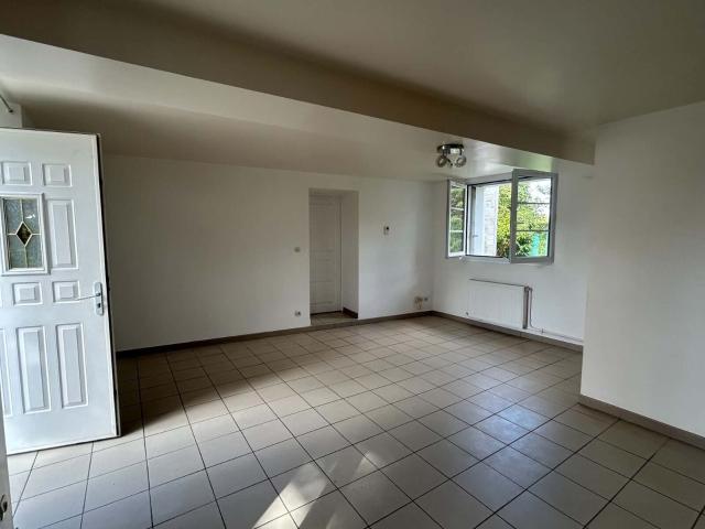 Location maison, m² T 4 à Vesles et Caumont, 745 €