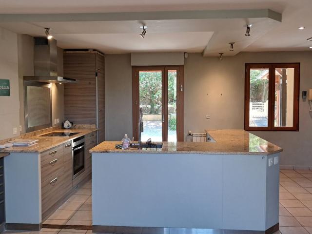 Location maison, m² T 4 à Solaize, 1 990 €