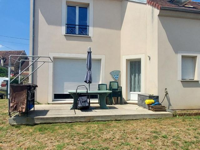 Location maison, m² T 4 à Solers, 1 300 €
